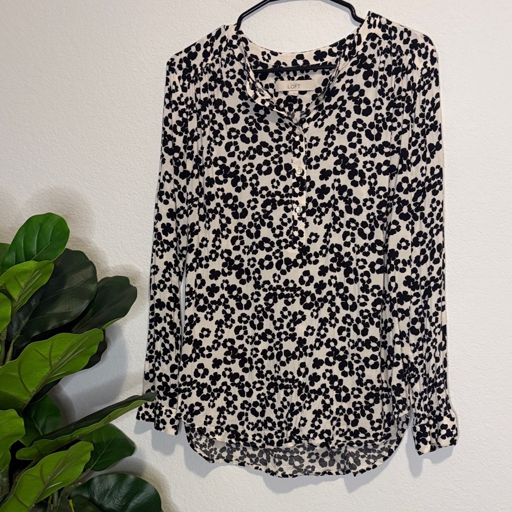 LOFT Monochrome Floral Print Blouse medium